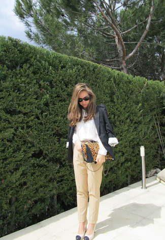 Look alla moda per donna: Blazer nero, Blusa abbottonata di seta bianca, Pantaloni eleganti beige, Décolleté in pelle beige