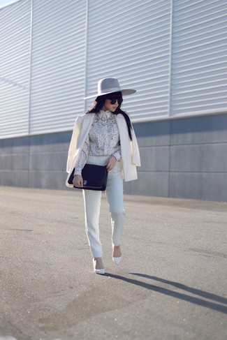 Look alla moda per donna: Blazer bianco, Blusa abbottonata stampata bianca e nera, Pantaloni skinny bianchi, Décolleté in pelle bianchi