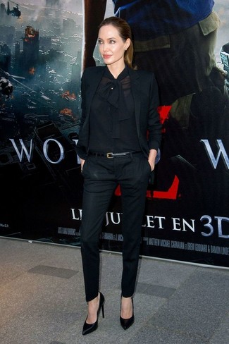 Look di Angelina Jolie: Blazer nero, Blusa abbottonata nera, Pantaloni skinny neri, Décolleté in pelle neri