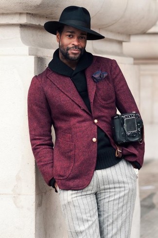 Come indossare e abbinare un borsalino per un uomo di 30 anni in modo formale: Scegli un outfit composto da un blazer di lana bordeaux e un borsalino per un look comfy-casual.