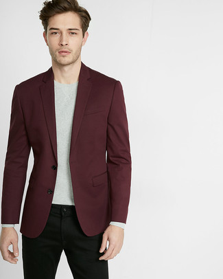 Come indossare e abbinare un blazer rosso: Opta per un blazer rosso e jeans neri per un look da sfoggiare sul lavoro.