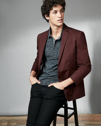 Come indossare e abbinare una giacca bordeaux per un uomo di 20 anni in estate 2024 in modo smart-casual: Abbina una giacca bordeaux con jeans neri per un look davvero alla moda. Un look eccellente per essere cool e alla moda anche durante la stagione calda.