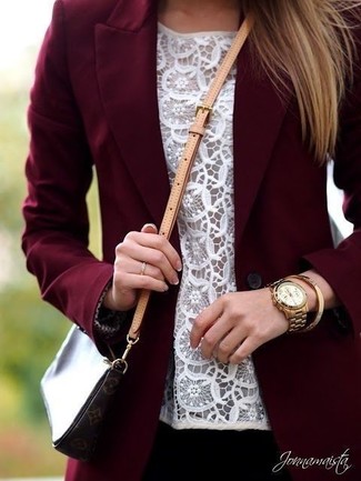 Come indossare e abbinare un blazer bordeaux per una donna di 30 anni: Prova ad abbinare un blazer bordeaux con un top senza maniche di pizzo bianco per un semplice tocco di eleganza.