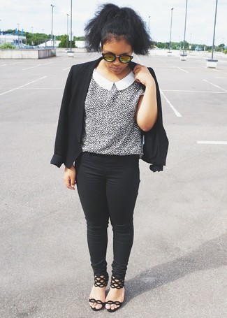 Quale sandali con tacco indossare con un blazer nero per una donna di 30 anni: Prova ad abbinare un blazer nero con jeans aderenti neri per un look raffinato ma semplice. Completa questo look con un paio di sandali con tacco.