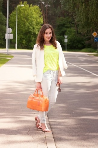 Come indossare e abbinare una cartella arancione: Coniuga un blazer bianco con una cartella arancione per un look comfy-casual. Sandali piatti in pelle bianchi sono una validissima scelta per completare il look.
