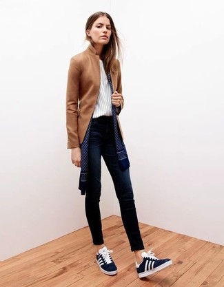 Come indossare e abbinare jeans con sneakers basse per una donna di 30 anni in modo smart-casual: Abbina un blazer marrone con jeans per essere casual. Per un look più rilassato, prova con un paio di sneakers basse.