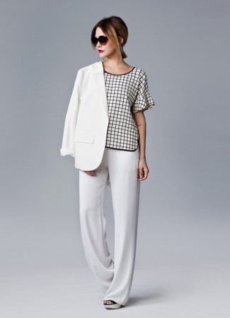 Look alla moda per donna: Blazer bianco, Camicetta manica corta a quadri bianca e nera, Pantaloni larghi bianchi, Sandali con zeppa in pelle bianchi