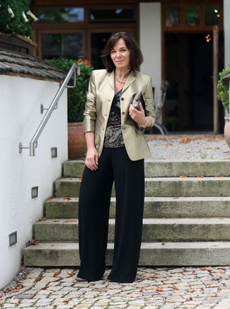Moda donna anni 50: Scegli un blazer dorato e pantaloni larghi neri per essere sofisticata e di classe. Sandali con tacco in pelle dorati sono una gradevolissima scelta per completare il look.
