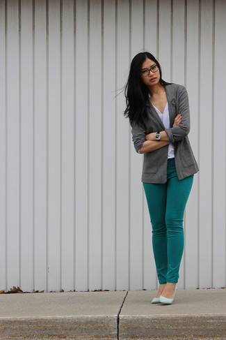 Come indossare e abbinare décolleté azzurri per una donna di 30 anni: Abbinare un blazer grigio con jeans aderenti foglia di tè è una comoda opzione per fare commissioni in città. Décolleté azzurri sono una eccellente scelta per completare il look.