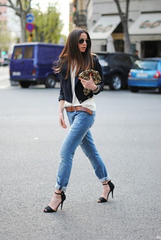 Come indossare e abbinare jeans strappati blu scuro per una donna di 30 anni in modo smart-casual: Metti un blazer nero e jeans strappati blu scuro per essere casual. Sandali con tacco in pelle scamosciata neri sono una gradevolissima scelta per completare il look.