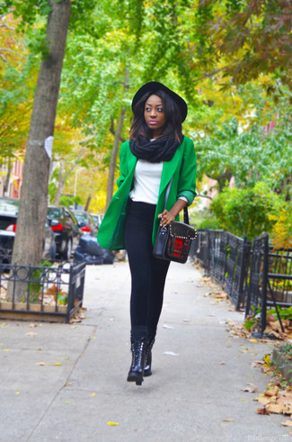 Come indossare e abbinare un borsalino di lana nero: Punta su un blazer verde e un borsalino di lana nero per un look perfetto per il weekend. Stivali piatti stringati in pelle neri sono una buona scelta per completare il look.