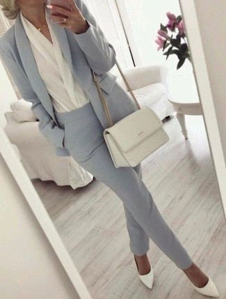Come indossare e abbinare pantaloni eleganti argento: Potresti combinare un blazer grigio con pantaloni eleganti argento per un drink dopo il lavoro. Décolleté in pelle bianchi sono una gradevolissima scelta per completare il look.