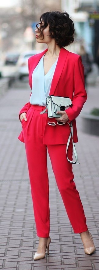 Come indossare e abbinare una camicetta in primavera 2025: Abbina una camicetta con pantaloni larghi rossi per sentirti sicura e alla moda. Perfeziona questo look con un paio di décolleté in pelle beige. L'outfit per questa primavera è servito.