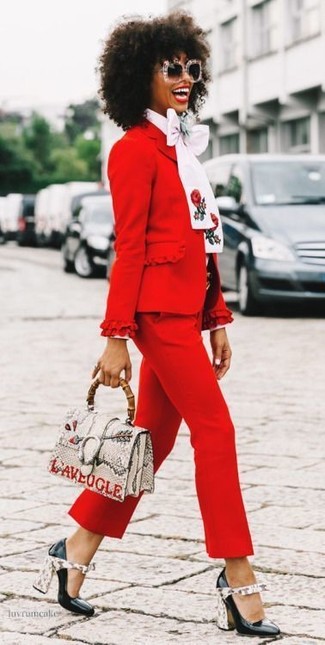 Come indossare e abbinare pinocchietti rossi per una donna di 30 anni in modo smart-casual: Scegli un blazer rosso e pinocchietti rossi per un look raffinato per il tempo libero. Perfeziona questo look con un paio di décolleté in pelle neri.