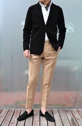 Quale chino indossare con un blazer nero per un uomo di 50 anni quando fa caldo: Opta per un blazer nero e chino, perfetto per il lavoro. Opta per un paio di mocassini eleganti in pelle scamosciata neri per un tocco virile.