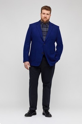 Come indossare e abbinare un blazer blu scuro con chino neri per un uomo di 30 anni: Combina un blazer blu scuro con chino neri per creare un look smart casual. Scegli uno stile classico per le calzature e opta per un paio di scarpe derby in pelle nere.