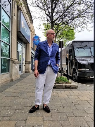 Come indossare e abbinare pantaloni bianchi per un uomo di 50 anni: Indossa un blazer blu scuro con pantaloni bianchi se cerchi uno stile ordinato e alla moda. Sfodera il gusto per le calzature di lusso e scegli un paio di mocassini eleganti in pelle marrone scuro come calzature.