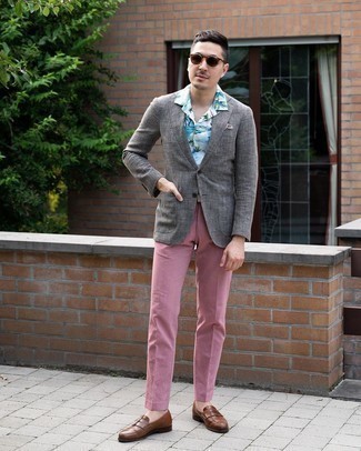 Come indossare e abbinare chino rosa: Vestiti con un blazer grigio e chino rosa per un look da sfoggiare sul lavoro. Opta per un paio di mocassini eleganti in pelle marroni per un tocco virile.