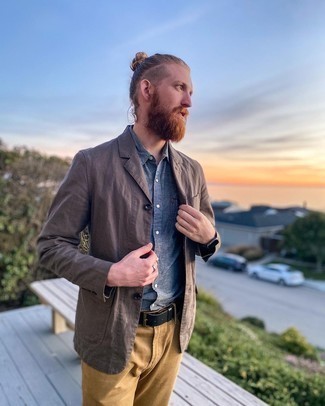 Come indossare e abbinare un blazer di cotone marrone con chino beige per un uomo di 30 anni: Prova a combinare un blazer di cotone marrone con chino beige per creare un look smart casual.