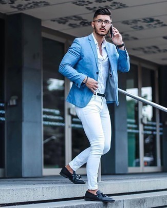 Quale mocassini eleganti indossare con un blazer azzurro: Scegli un outfit composto da un blazer azzurro e jeans aderenti bianchi per affrontare con facilità la tua giornata. Un paio di mocassini eleganti darà un tocco di forza e virilità a ogni completo.