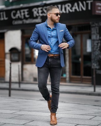 Come indossare e abbinare un blazer blu in modo smart-casual: Vestiti con un blazer blu e jeans aderenti grigio scuro per un look spensierato e alla moda. Calza un paio di stivali chelsea in pelle marroni per mettere in mostra il tuo gusto per le scarpe di alta moda.