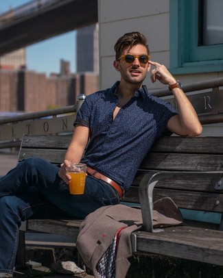 Come indossare e abbinare un blazer marrone scuro con jeans blu: Prova a combinare un blazer marrone scuro con jeans blu per un drink dopo il lavoro.