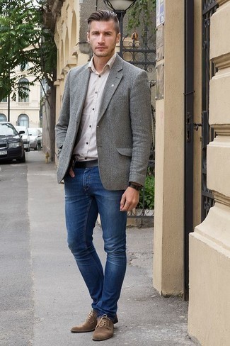 Quale jeans indossare con un blazer grigio scuro in primavera 2025 in modo smart-casual: Opta per un blazer grigio scuro e jeans per un look davvero alla moda. Indossa un paio di scarpe derby in pelle scamosciata marroni per dare un tocco classico al completo. Una buona idea per per vestirsi con stile durante la stagione transitoria!