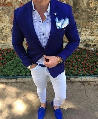 Come indossare e abbinare un bracciale bianco e blu: Coniuga un blazer blu con un bracciale bianco e blu per un'atmosfera casual-cool. Scegli uno stile classico per le calzature e calza un paio di mocassini con nappine in pelle scamosciata blu.