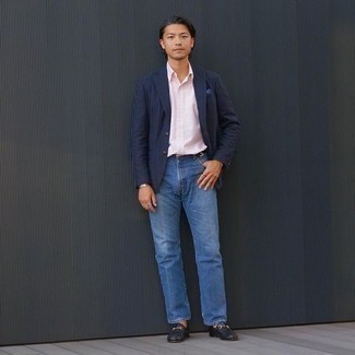 Quale jeans indossare con un blazer blu scuro: Prova a combinare un blazer blu scuro con jeans per un look elegante ma non troppo appariscente. Scegli uno stile classico per le calzature e scegli un paio di mocassini eleganti in pelle neri.