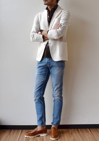 Quale mocassini eleganti indossare con un blazer bianco: Opta per un blazer bianco e jeans blu per un abbigliamento elegante ma casual. Mocassini eleganti doneranno eleganza a un look altrimenti semplice.