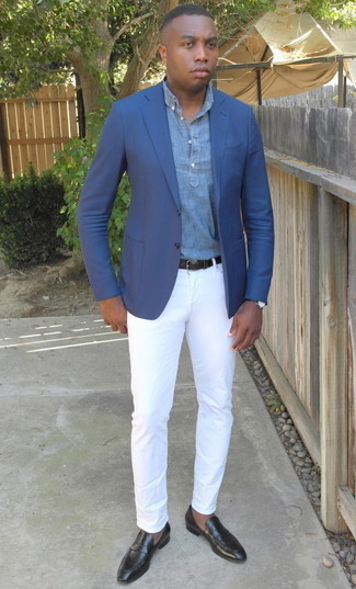 Quale blazer indossare con jeans bianchi per un uomo di 30 anni in estate 2024: Abbina un blazer con jeans bianchi per un look da sfoggiare sul lavoro. Sfodera il gusto per le calzature di lusso e calza un paio di mocassini eleganti in pelle neri. Ecco un look magnifico per questa estate.