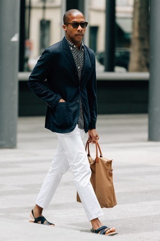 Come indossare e abbinare un blazer blu scuro: Vestiti con un blazer blu scuro e jeans bianchi per creare un look smart casual. Calza un paio di sandali in pelle blu scuro per un tocco più rilassato.