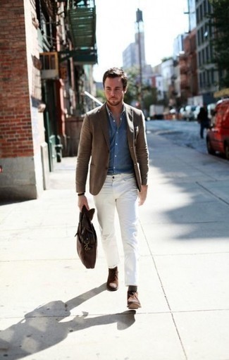 Come indossare e abbinare jeans con stivali per un uomo di 30 anni in primavera 2025: Combina un blazer marrone con jeans per creare un look smart casual. Stivali sono una eccellente scelta per completare il look. Questo è di certo il look da copiare in questa stagione primaverile.