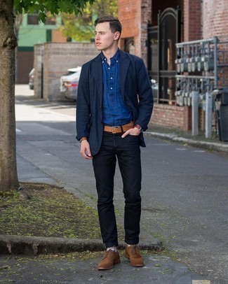 Quale blazer indossare con scarpe brogue marroni: Punta su un blazer e jeans neri per creare un look smart casual. Aggiungi un paio di scarpe brogue marroni al tuo look per migliorare all'istante il tuo stile.