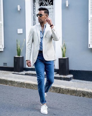 Look alla moda per uomo: Blazer grigio, Camicia a maniche corte a righe verticali bianca e blu, Jeans blu, Sneakers basse di tela bianche