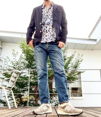 Come indossare e abbinare jeans con scarpe sportive per un uomo di 30 anni in estate 2024: Abbina un blazer blu scuro con jeans, perfetto per il lavoro. Scegli un paio di scarpe sportive per avere un aspetto più rilassato. Una splendida idea per essere elegante e alla moda anche in estate.
