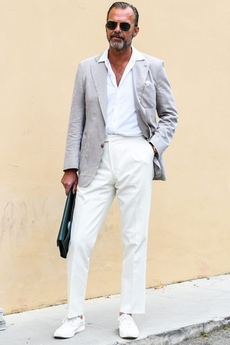 Quale pantaloni eleganti indossare con sneakers basse bianche: Scegli un blazer grigio e pantaloni eleganti come un vero gentiluomo. Scegli uno stile casual per le calzature con un paio di sneakers basse bianche.