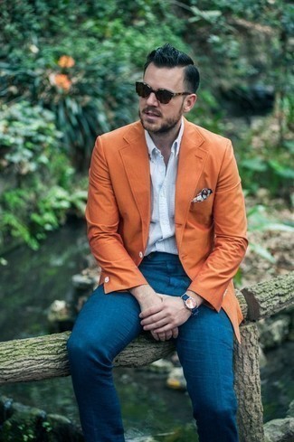 Come indossare e abbinare un orologio in pelle blu scuro quando fa caldo in modo smart-casual: Metti un blazer arancione e un orologio in pelle blu scuro per un look comfy-casual.