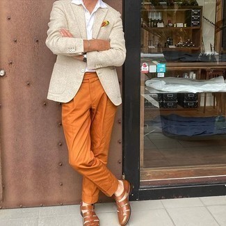 Come indossare e abbinare sandali marrone scuro in modo smart-casual: L'abbinamento di un blazer beige e pantaloni eleganti terracotta ti donerà un aspetto forte e sicuro. Se non vuoi essere troppo formale, scegli un paio di sandali marrone scuro.