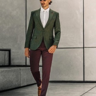 Quale mocassini eleganti indossare con pantaloni eleganti rossi: Combina un blazer verde scuro con pantaloni eleganti rossi per essere sofisticato e di classe. Rifinisci questo look con un paio di mocassini eleganti.
