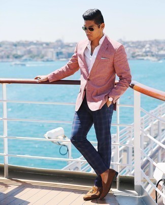 Come indossare e abbinare pantaloni eleganti blu per un uomo di 30 anni: Prova a combinare un blazer rosa con pantaloni eleganti blu come un vero gentiluomo. Mocassini eleganti in pelle scamosciata marroni sono una splendida scelta per completare il look.