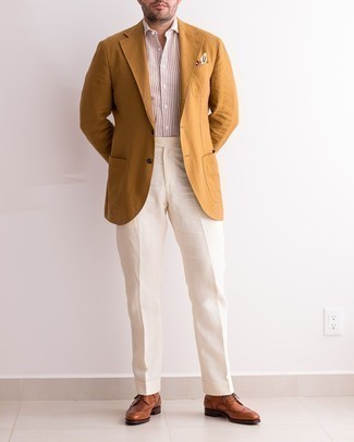 Quale blazer indossare con pantaloni eleganti bianchi: Indossa un blazer e pantaloni eleganti bianchi per una silhouette classica e raffinata Per un look più rilassato, calza un paio di scarpe brogue in pelle terracotta.