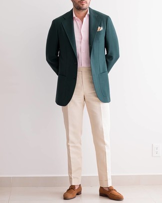 Come indossare e abbinare un blazer verde scuro: Potresti combinare un blazer verde scuro con pantaloni eleganti beige per un look elegante e alla moda. Mocassini eleganti in pelle scamosciata marroni sono una eccellente scelta per completare il look.