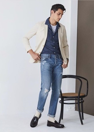 Come indossare e abbinare jeans strappati blu scuro: Questa combinazione di un blazer beige e jeans strappati blu scuro è perfetta per il tempo libero. Scegli uno stile classico per le calzature e scegli un paio di mocassini eleganti in pelle neri.