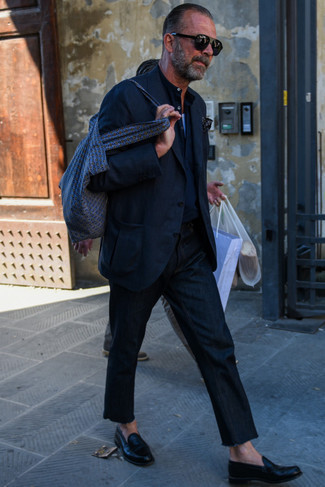 Come indossare e abbinare occhiali da sole neri per un uomo di 50 anni: Indossa un blazer blu scuro e occhiali da sole neri per un look comfy-casual. Sfodera il gusto per le calzature di lusso e scegli un paio di mocassini eleganti in pelle neri come calzature.