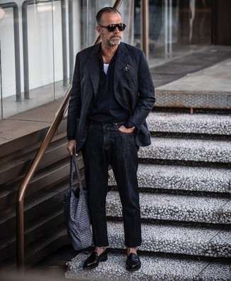 Quale jeans indossare con mocassini eleganti neri per un uomo di 50 anni in autunno 2024: Metti un blazer nero e jeans per un look da sfoggiare sul lavoro. Indossa un paio di mocassini eleganti neri per un tocco virile. Ecco un outfit autunnale ideale per il tuo.