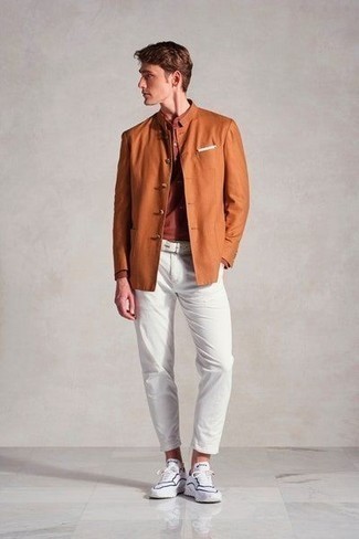 Trend da uomo 2024 in modo casual: Mostra il tuo stile in un blazer arancione con chino bianchi per un look davvero alla moda. Per un look più rilassato, scegli un paio di scarpe sportive bianche e nere.