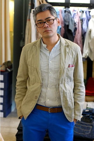 Come indossare e abbinare chino blu scuro con un blazer beige per un uomo di 40 anni: Indossa un blazer beige e chino blu scuro per un look da sfoggiare sul lavoro.