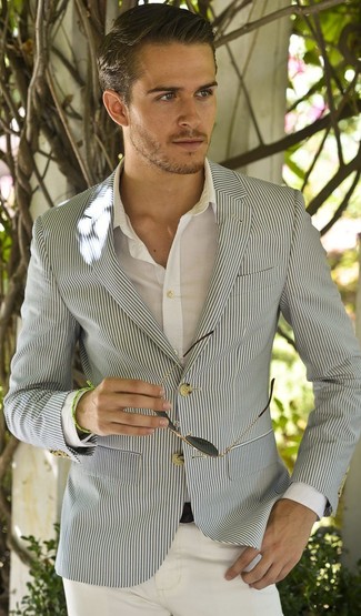 Come indossare e abbinare un blazer di seersucker grigio: Abbina un blazer di seersucker grigio con chino bianchi per creare un look smart casual.