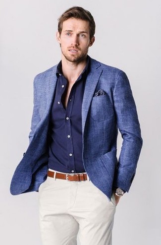 Come indossare e abbinare un blazer blu con chino bianchi per un uomo di 30 anni in estate 2024: Indossa un blazer blu con chino bianchi per un look elegante ma non troppo appariscente. Questo è il look ideale per l’estate.